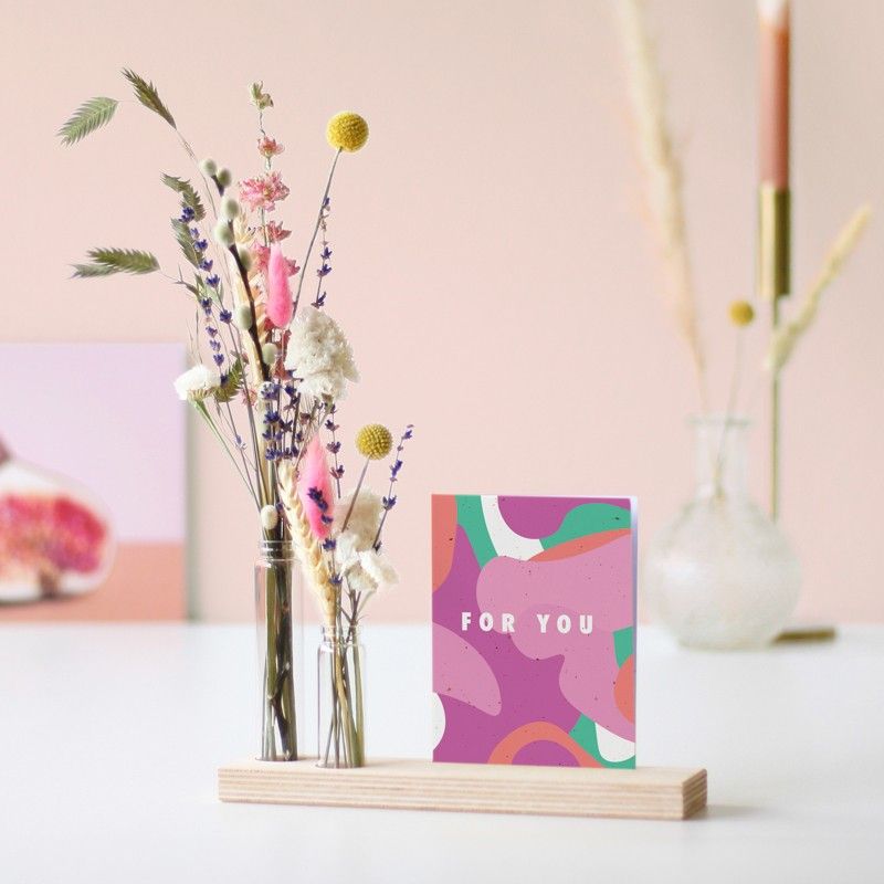 Brievenbus pakketje met houten plankje, twee vaasjes en gekleurde droogbloemen