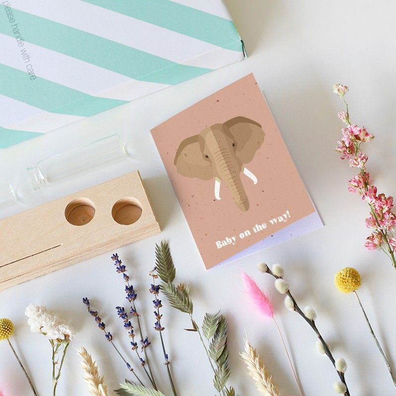 Brievenbus pakketje met houten plankje, twee vaasjes en gekleurde droogbloemen