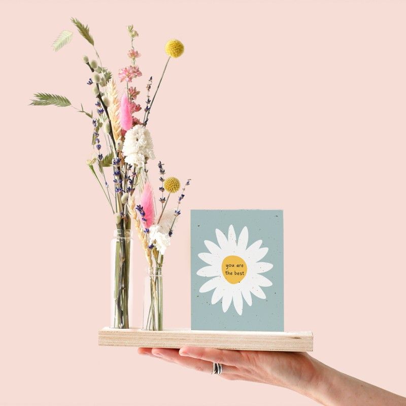 Brievenbus pakketje met houten plankje, twee vaasjes en gekleurde droogbloemen