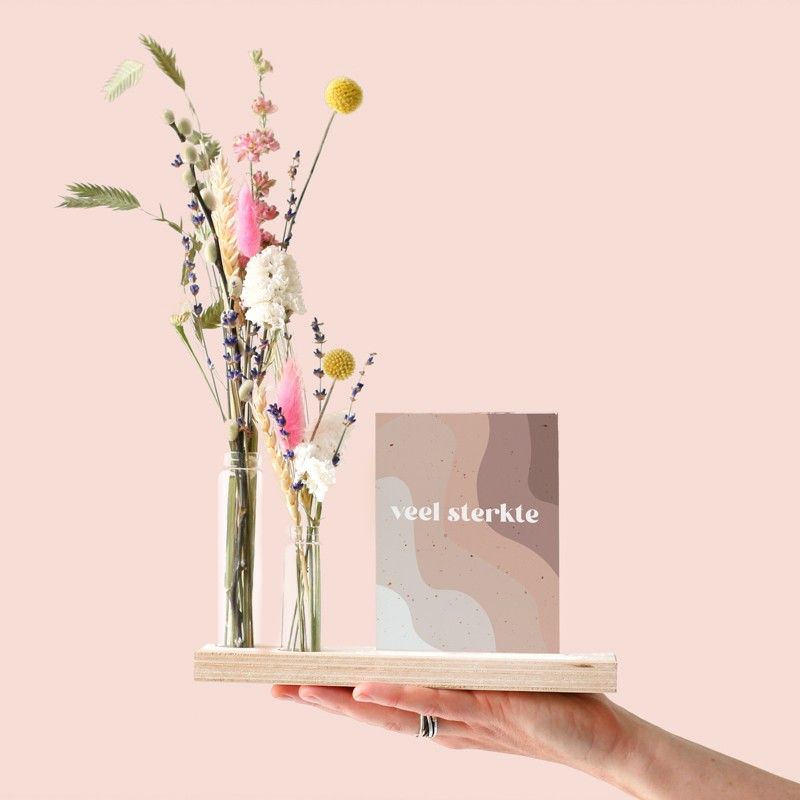 Brievenbus pakketje met houten plankje, twee vaasjes en gekleurde droogbloemen