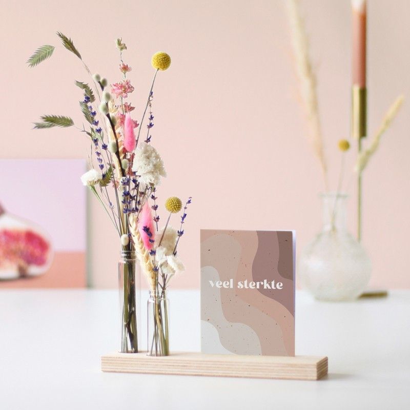 Brievenbus pakketje met houten plankje, twee vaasjes en gekleurde droogbloemen