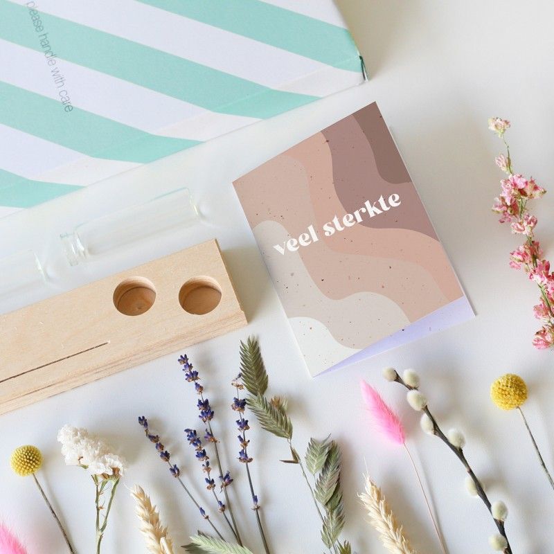 Brievenbus pakketje met houten plankje, twee vaasjes en gekleurde droogbloemen