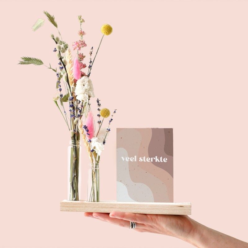 Brievenbus pakketje met houten plankje, twee vaasjes en gekleurde droogbloemen