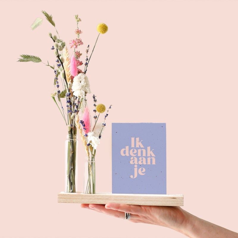 Brievenbus pakketje met houten plankje, twee vaasjes en gekleurde droogbloemen