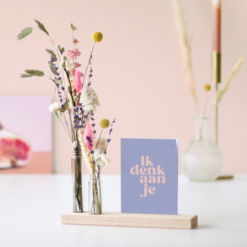 Brievenbus pakketje met houten plankje, twee vaasjes en gekleurde droogbloemen