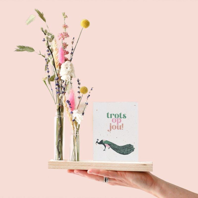 Brievenbus pakketje met houten plankje, twee vaasjes en gekleurde droogbloemen