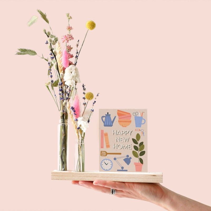 Brievenbus pakketje met houten plankje, twee vaasjes en gekleurde droogbloemen