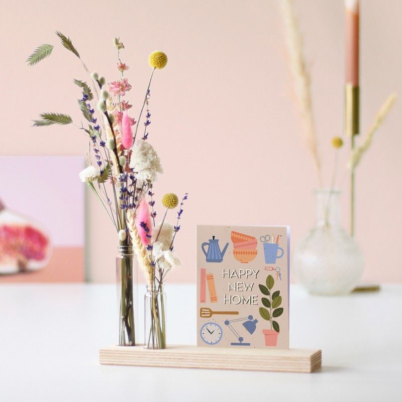 Brievenbus pakketje met houten plankje, twee vaasjes en gekleurde droogbloemen