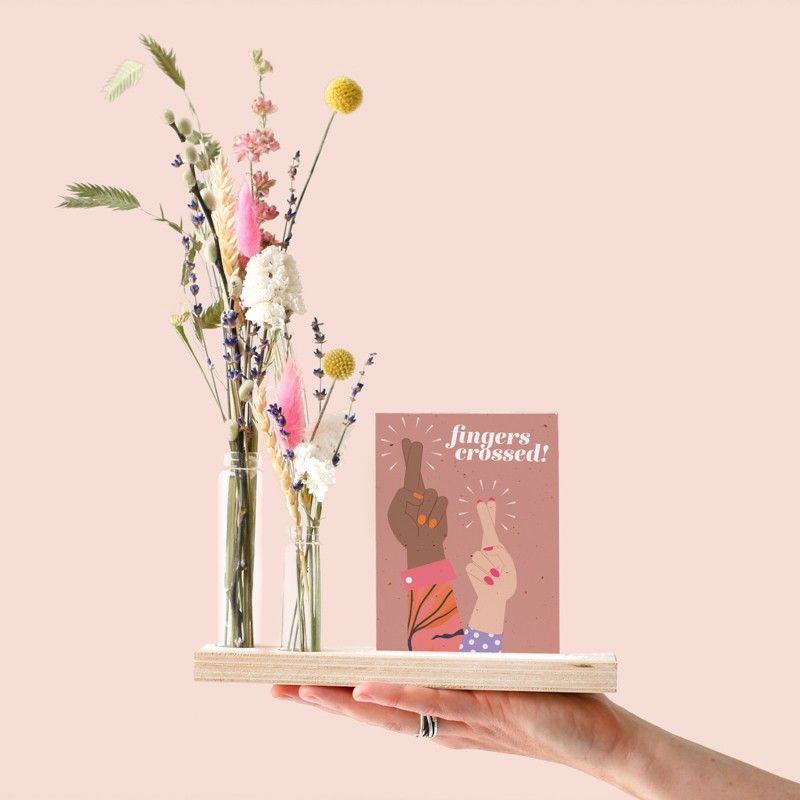 Brievenbus pakketje met houten plankje, twee vaasjes en gekleurde droogbloemen