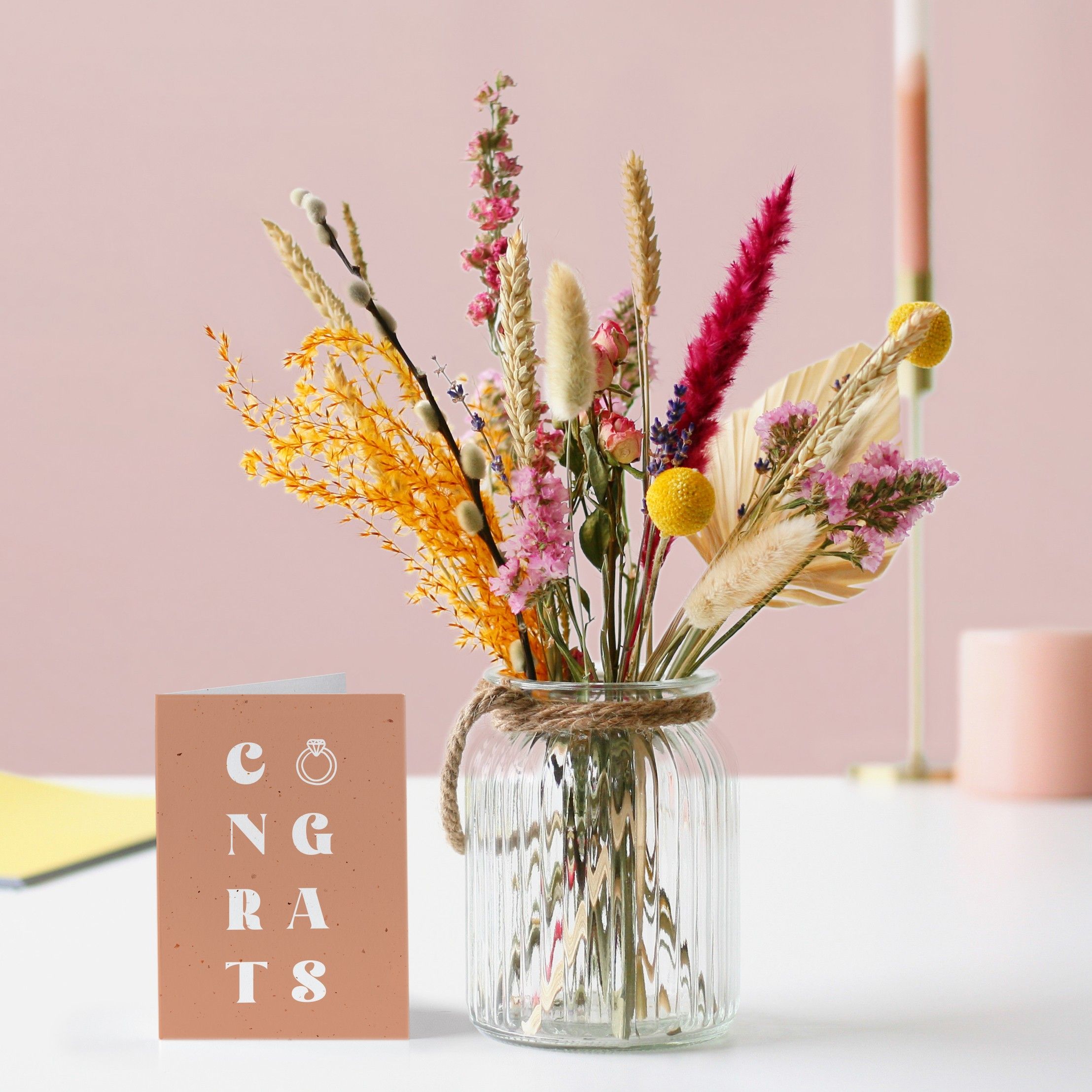 brievenbus droogbloemen in verschillende roze oranje tinten