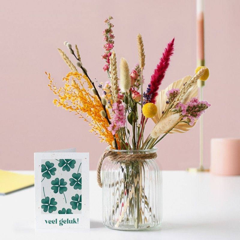 brievenbus droogbloemen in verschillende roze oranje tinten