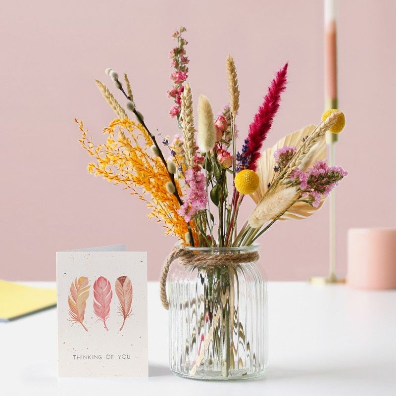 brievenbus droogbloemen in verschillende roze oranje tinten