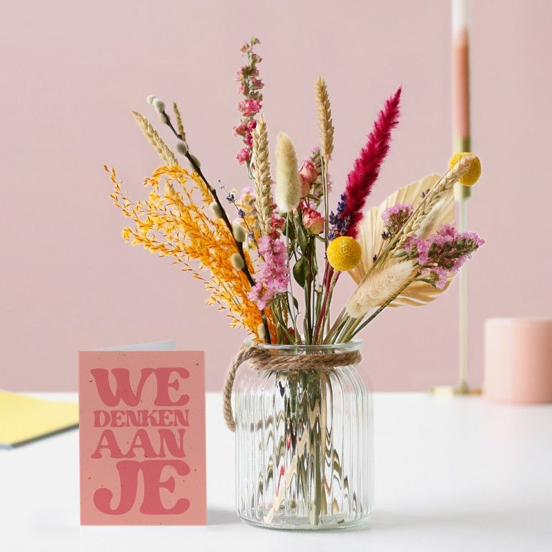 brievenbus droogbloemen in verschillende roze oranje tinten