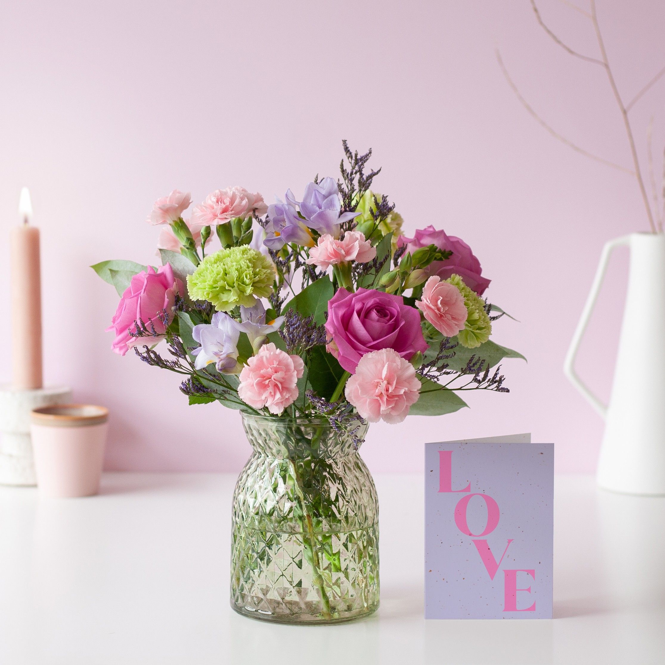 Brievenbus boeketje Sweety met verschillende bloemen in roze paarse tinten