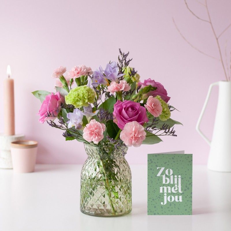 Brievenbus boeketje Sweety met verschillende bloemen in roze paarse tinten
