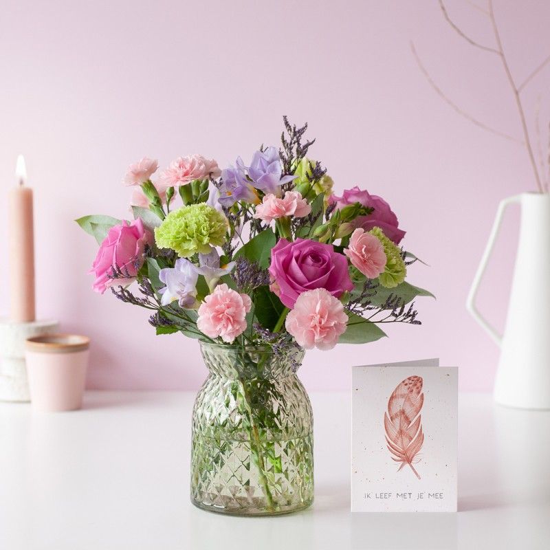 Brievenbus boeketje Sweety met verschillende bloemen in roze paarse tinten