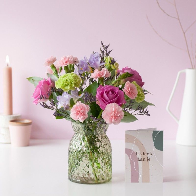Brievenbus boeketje Sweety met verschillende bloemen in roze paarse tinten