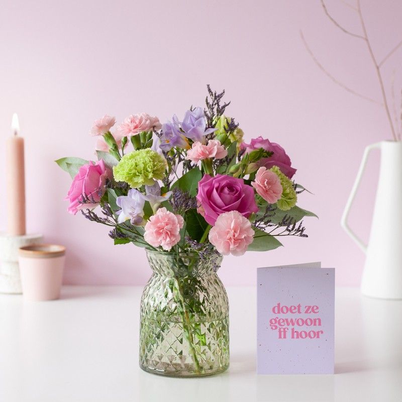 Brievenbus boeketje Sweety met verschillende bloemen in roze paarse tinten