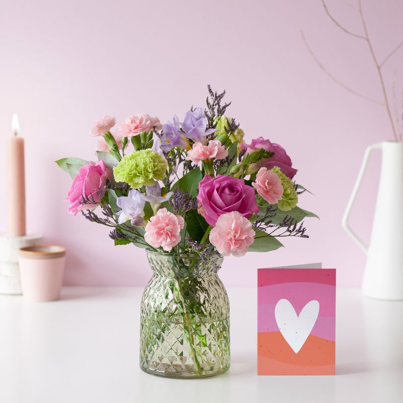 Brievenbus boeketje Sweety met verschillende bloemen in roze paarse tinten