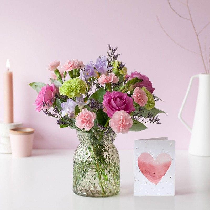 Brievenbus boeketje Sweety met verschillende bloemen in roze paarse tinten