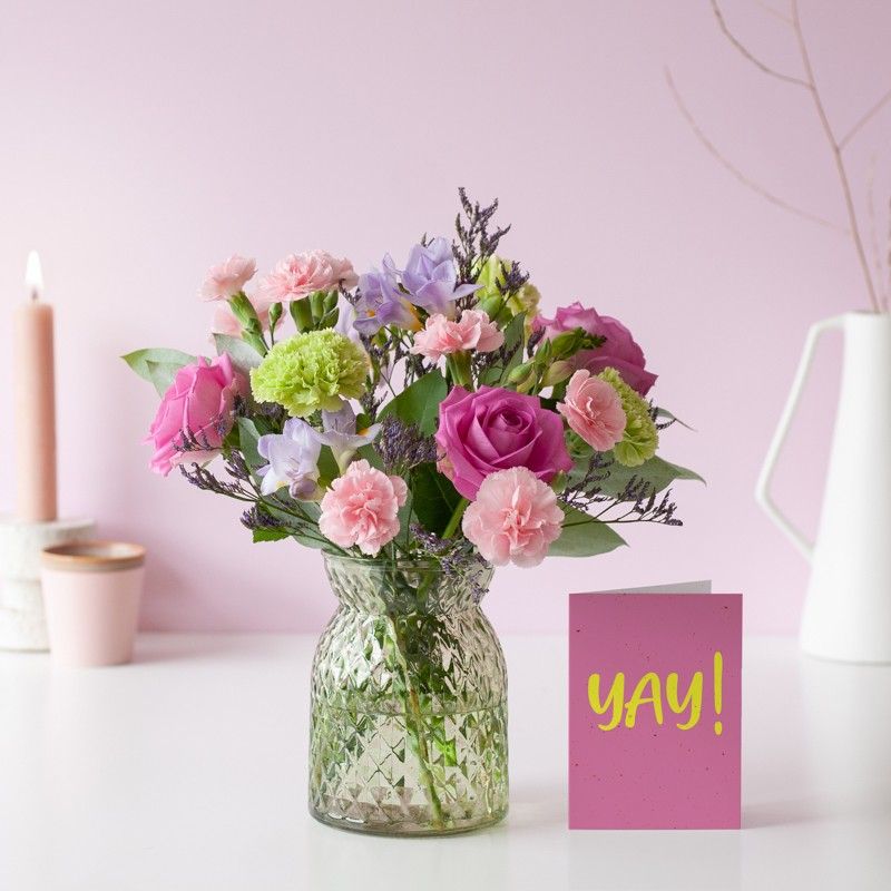 Brievenbus boeketje Sweety met verschillende bloemen in roze paarse tinten