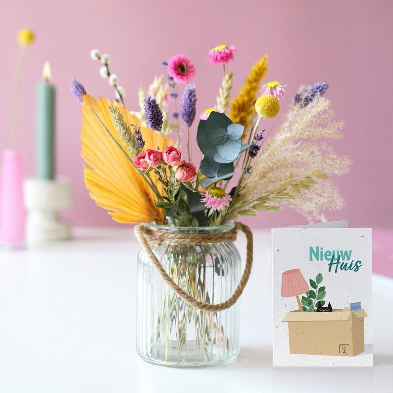 Brievenbuspakketje met droogbloemen in verschillende pastel tinten