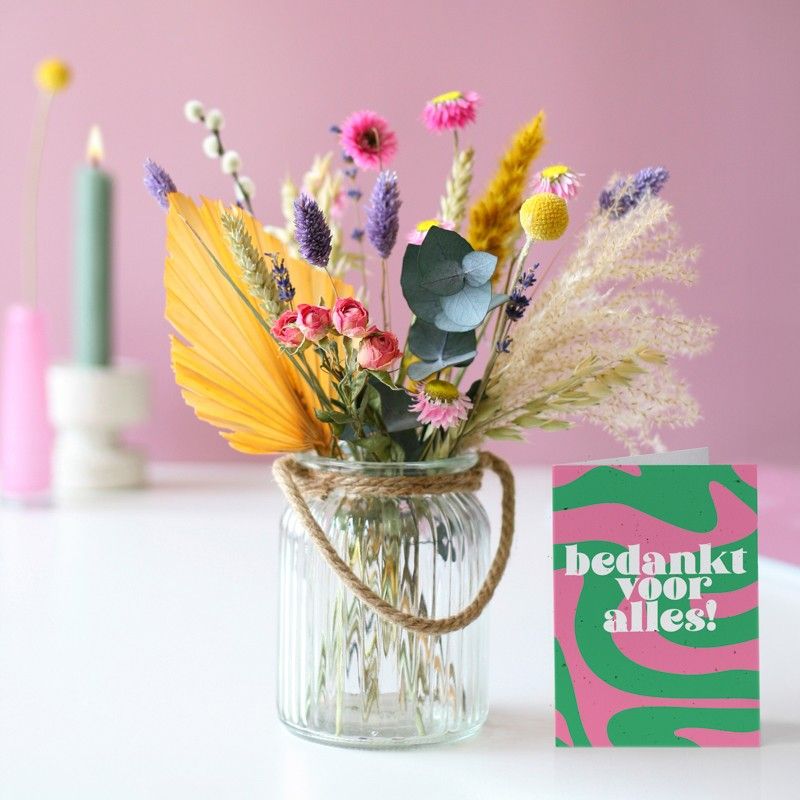 Brievenbuspakketje met droogbloemen in verschillende pastel tinten