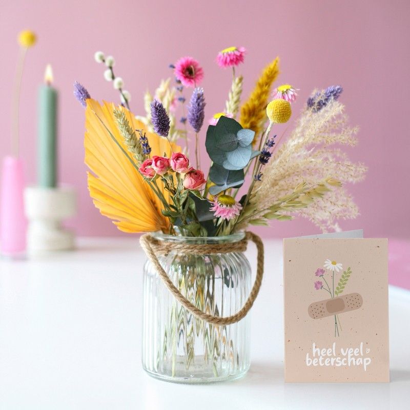 Brievenbuspakketje met droogbloemen in verschillende pastel tinten