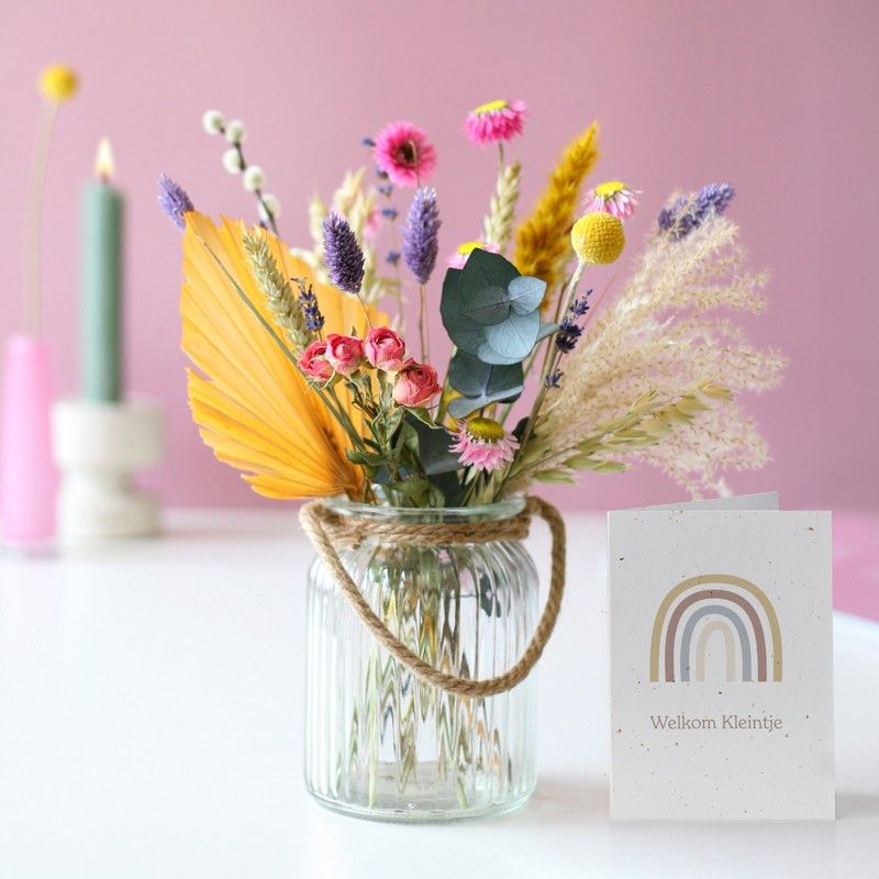 Brievenbuspakketje met droogbloemen in verschillende pastel tinten