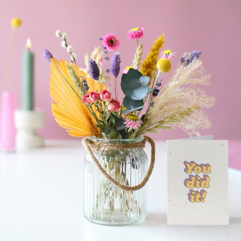 Brievenbuspakketje met droogbloemen in verschillende pastel tinten
