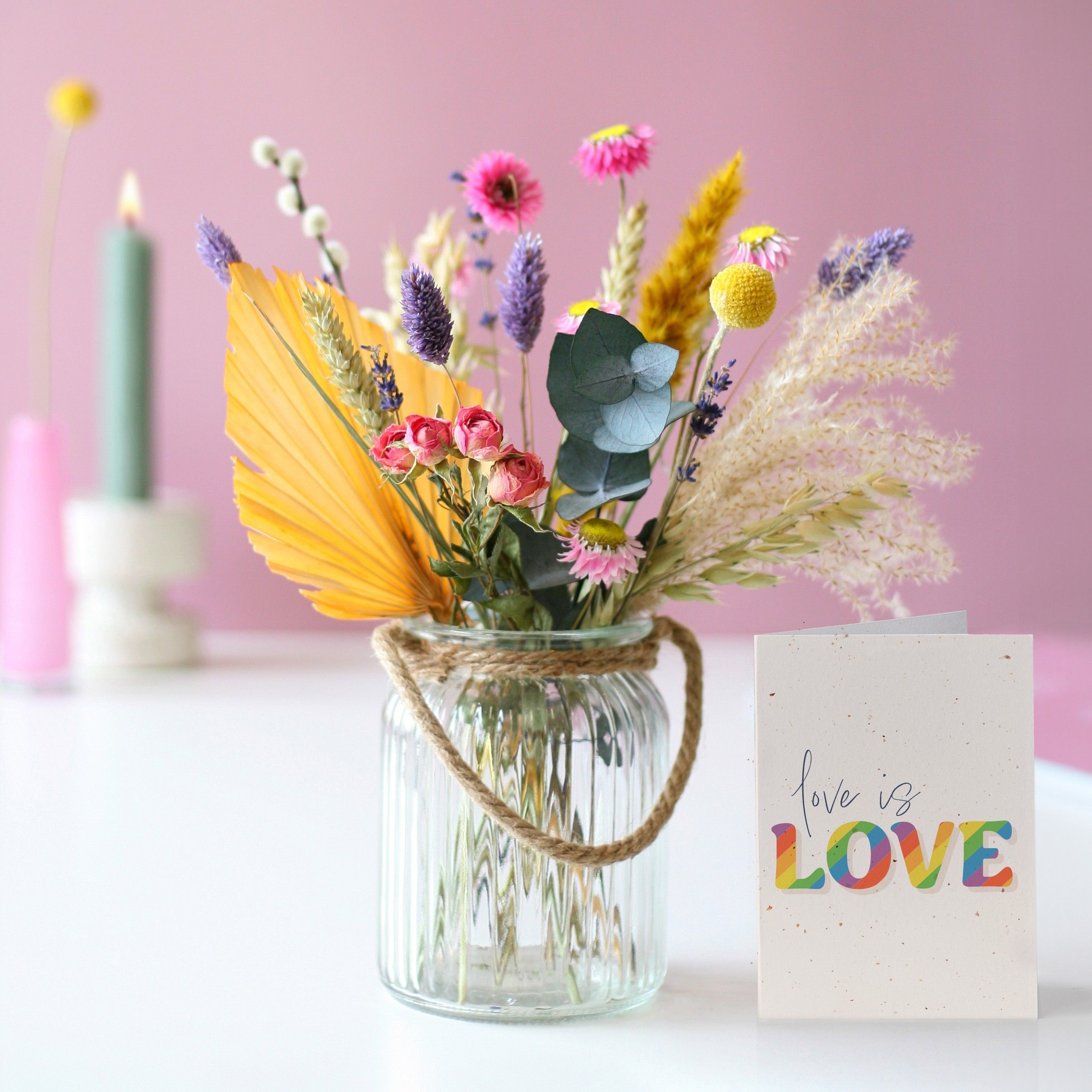 Brievenbuspakketje met droogbloemen in verschillende pastel tinten