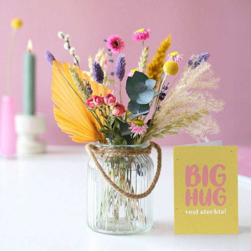 Brievenbuspakketje met droogbloemen in verschillende pastel tinten