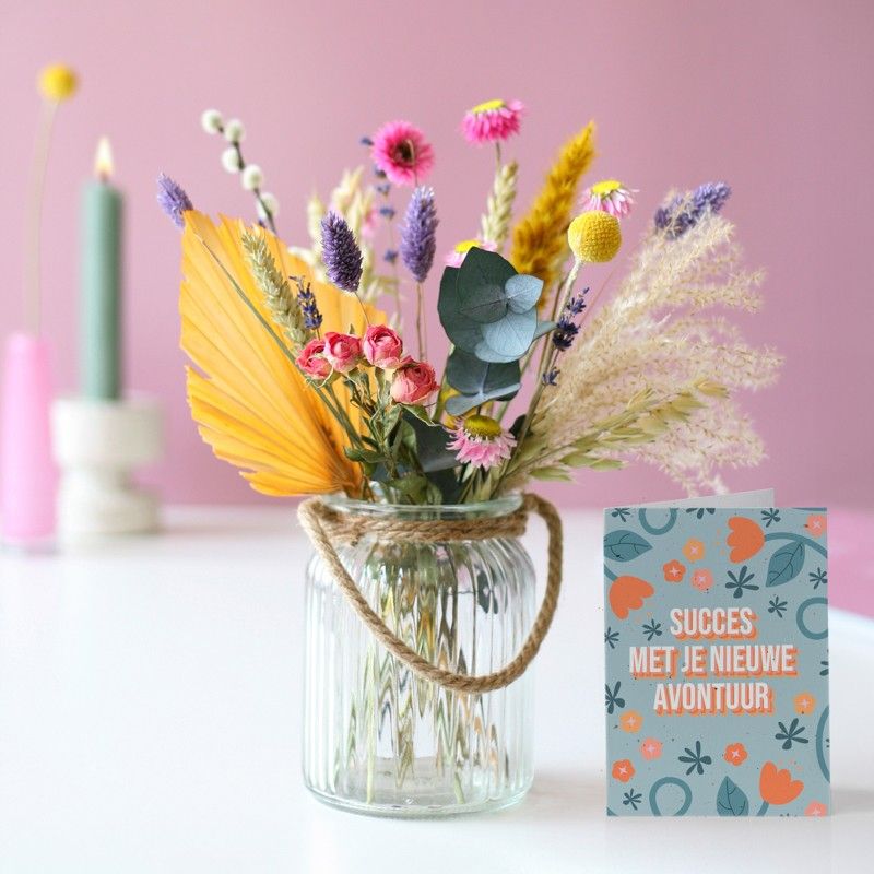 Brievenbuspakketje met droogbloemen in verschillende pastel tinten