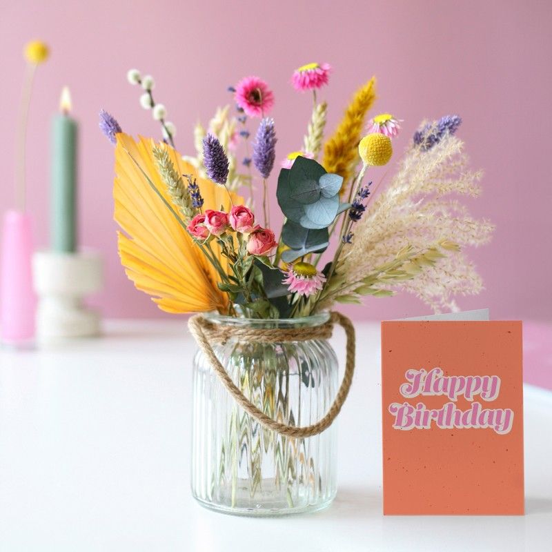 Brievenbuspakketje met droogbloemen in verschillende pastel tinten