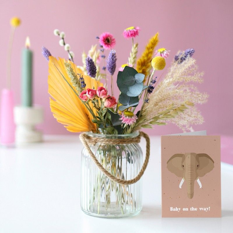 Brievenbuspakketje met droogbloemen in verschillende pastel tinten