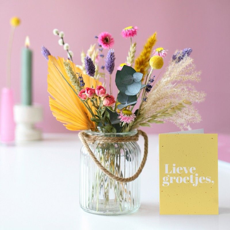 Brievenbuspakketje met droogbloemen in verschillende pastel tinten