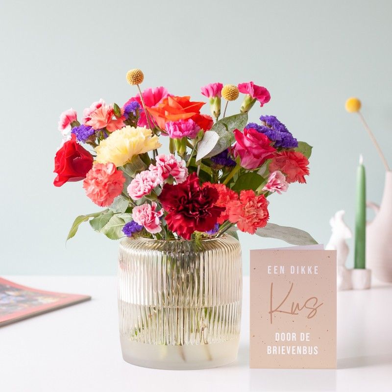 Brievenbuspakket met verschillende kleuren bloemen