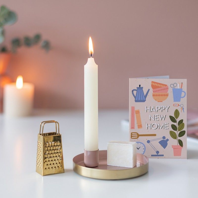 Roze goud schaaltje met een kaars en een amberblokje met daarnaast een gouden rasp