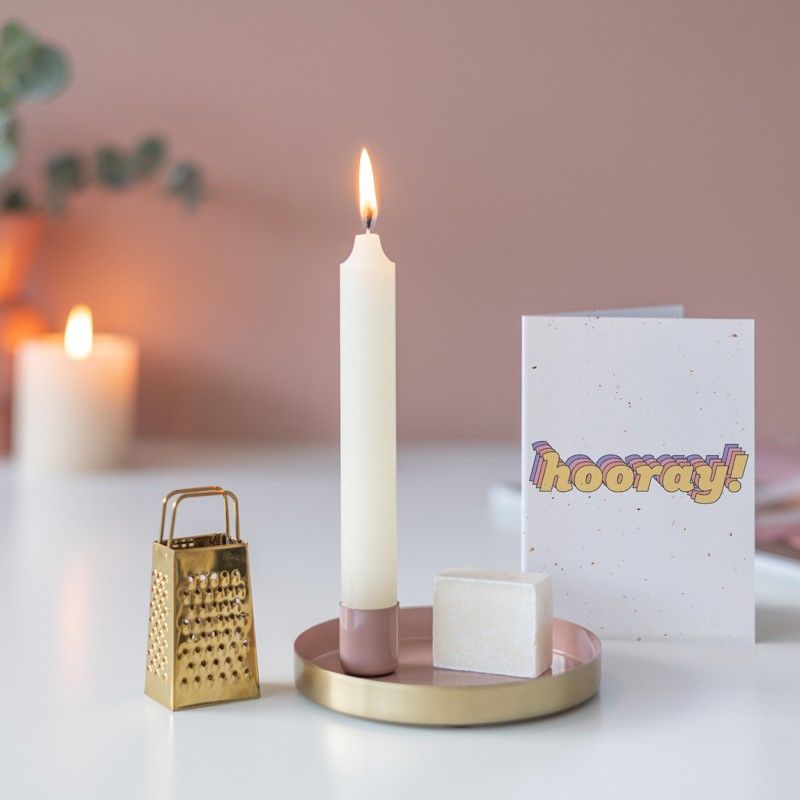 Roze goud schaaltje met een kaars en een amberblokje met daarnaast een gouden rasp