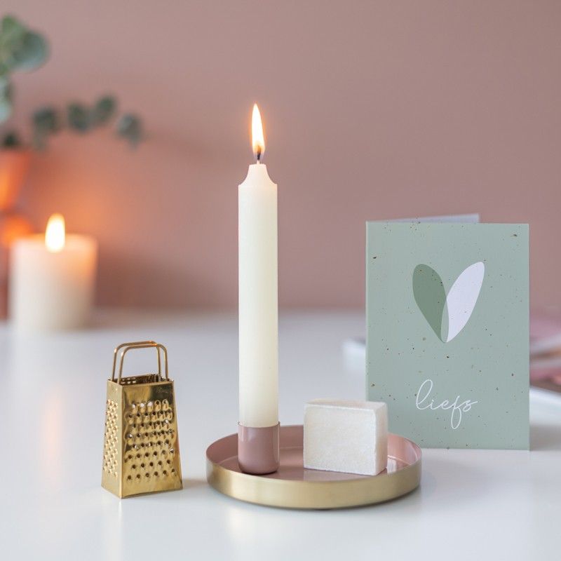 Roze goud schaaltje met een kaars en een amberblokje met daarnaast een gouden rasp