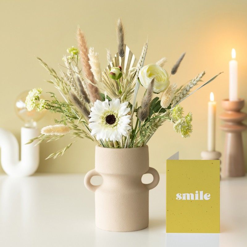 Brievenbuspakket met neutrale en witte droogbloemen en zijden bloemen