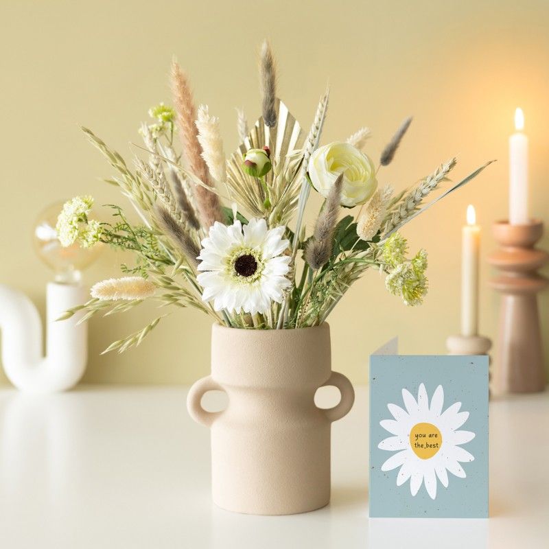 Brievenbuspakket met neutrale en witte droogbloemen en zijden bloemen