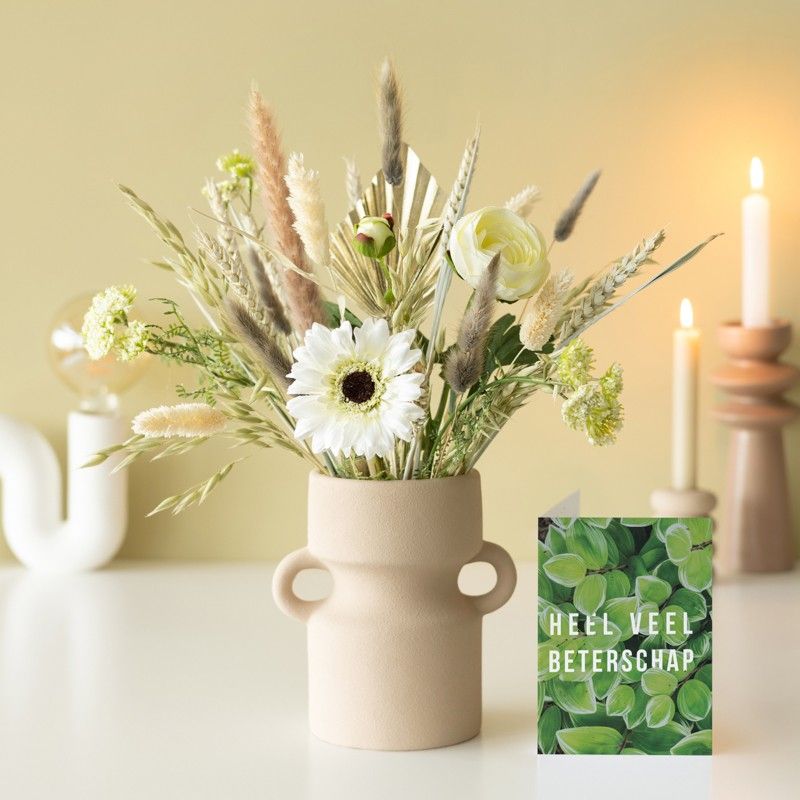 Brievenbuspakket met neutrale en witte droogbloemen en zijden bloemen