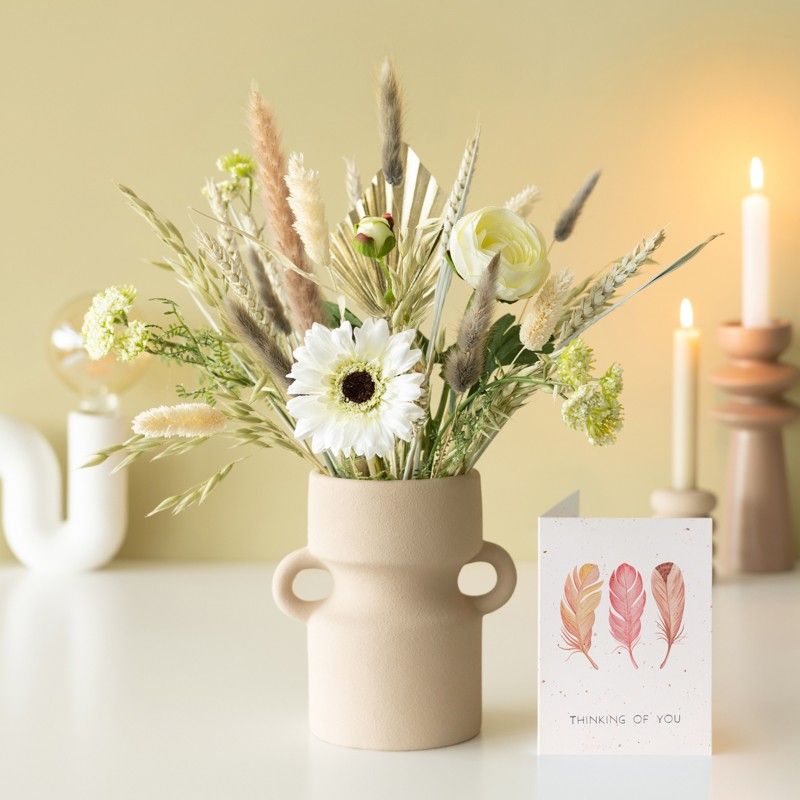 Brievenbuspakket met neutrale en witte droogbloemen en zijden bloemen