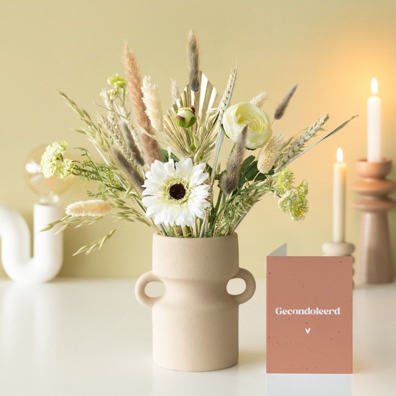 Brievenbuspakket met neutrale en witte droogbloemen en zijden bloemen