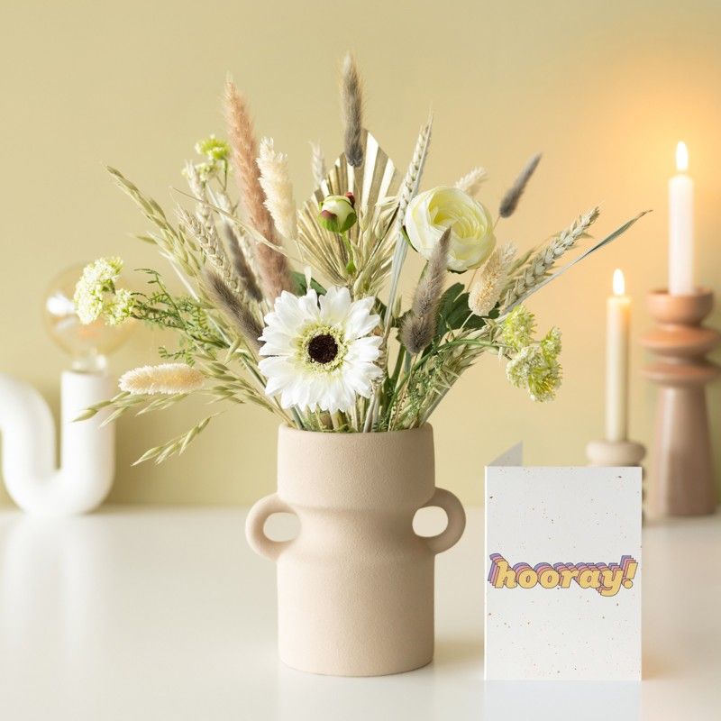 Brievenbuspakket met neutrale en witte droogbloemen en zijden bloemen