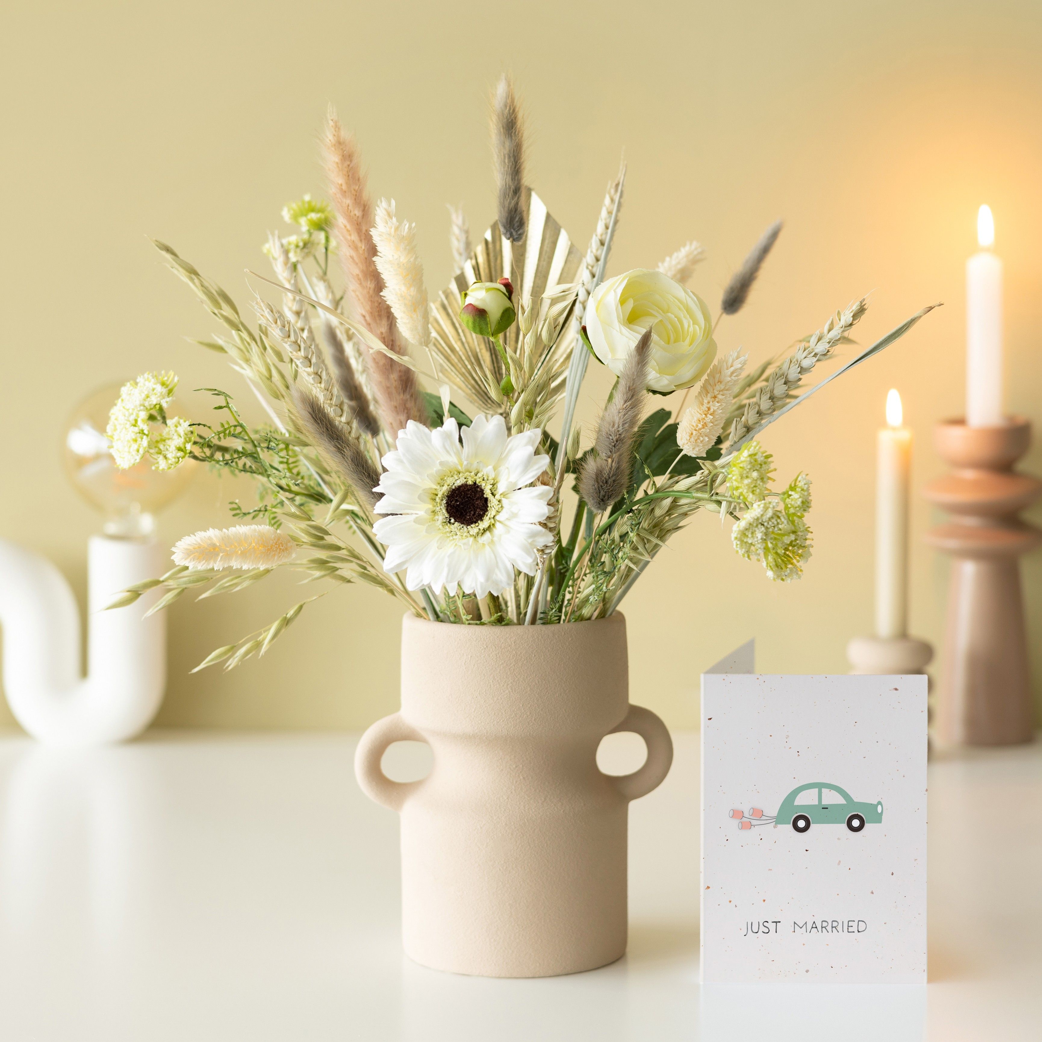 Brievenbuspakket met neutrale en witte droogbloemen en zijden bloemen