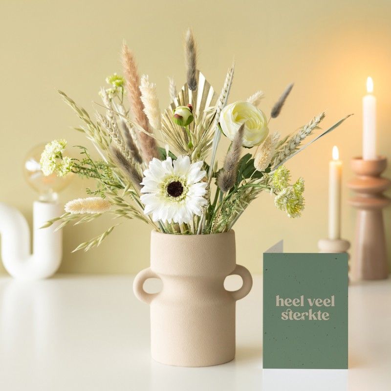 Brievenbuspakket met neutrale en witte droogbloemen en zijden bloemen