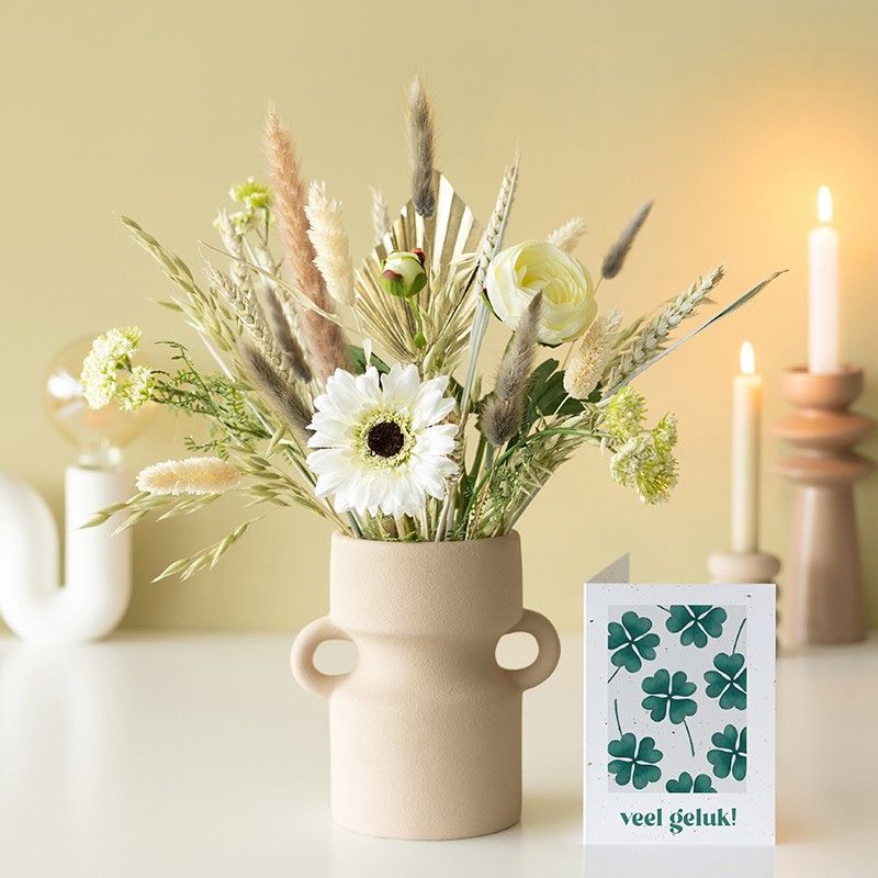 Brievenbuspakket met neutrale en witte droogbloemen en zijden bloemen