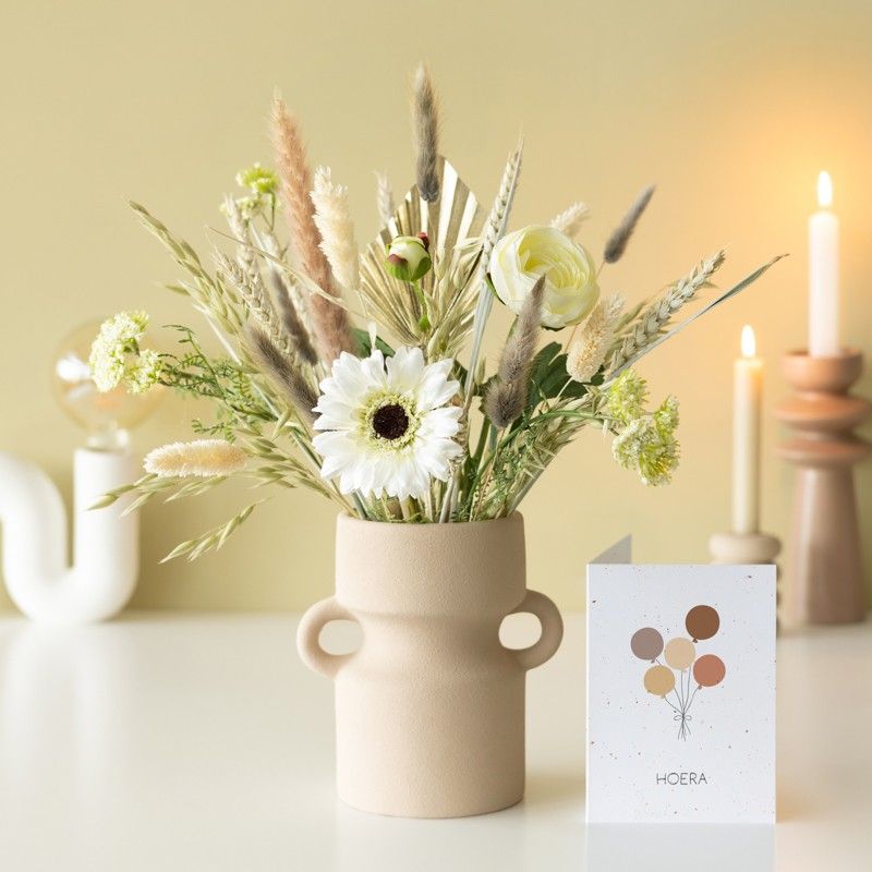 Brievenbuspakket met neutrale en witte droogbloemen en zijden bloemen